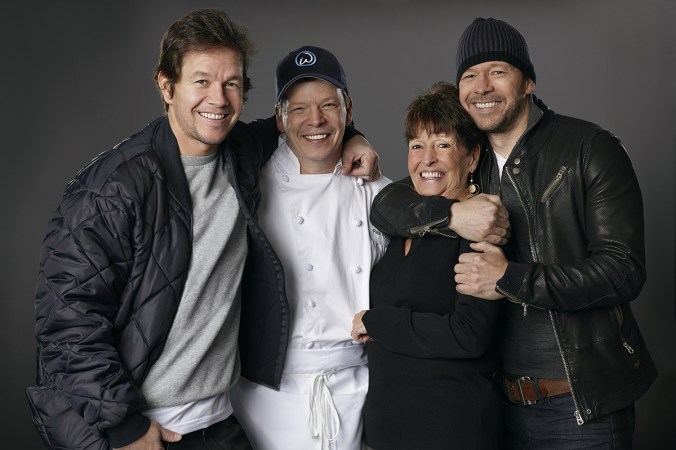 wahlburgers-1